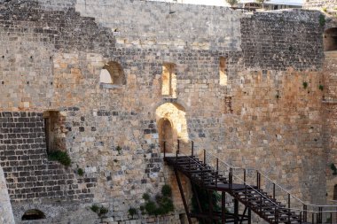 İtalya, Otranto 'daki Aragonese Kalesi' nin ön cephesinde kemerli kapı, pencere ve girişe uzanan yüksek metal geçit var..