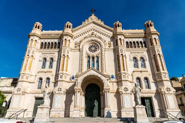 Reggio Calabria Katedrali 'nin tam önü, gökdelenler, heykeller ve kavisli camlarla süslü cephe.