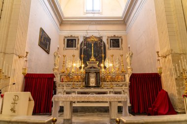 Lecce - Lecce - İtalya - 06-21-2025: İtalya 'nın Lecce şehrinde bulunan Chiesa di Santa Teresa iç mimarisi - İtalya' da süslü sunaklar, altın şamdanlar, dini heykeller ve klasik tablolar.