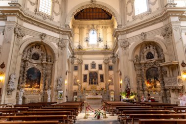 Lecce - İtalya - 06-21-2025: Avizeler, heykeller, sunaklar ve tavan ile zenginleştirilmiş bir kilisenin içi, Lecce - İtalya San Giovanni Battista al Rosario.