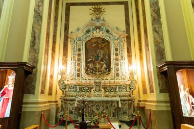 Locorotondo - Apulien - İtalya - 06-25-2025: Saint George Martyr Locorotondo Kilisesi 'nin iç mimarisi sunak, resim, şamdan, heykeller ve dekoratif mimariyi gösteriyor.