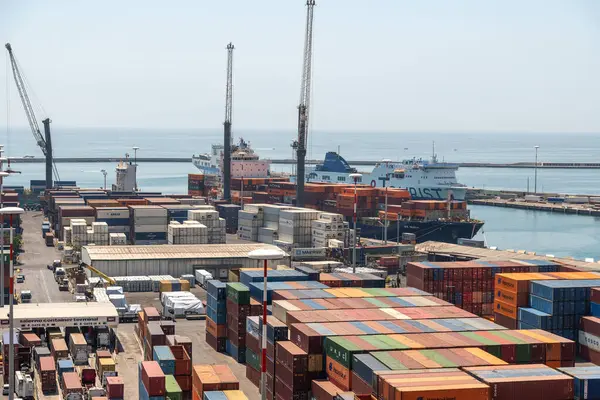 Salerno - Kampanien- Italien- 07-04-2025: Konteynır gemileri, Salerno sanayi limanında kargo ve vinçleri istifliyor, konteynır terminalinin önüne kamyonlar park ediliyor..