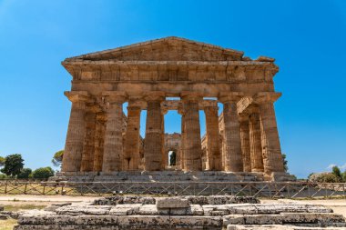 Capaccio Paestum - Kampanien - Italien - 07-06-2025: Muazzam taş sütunları, tam bir tablosu ve iç duvarı olan Doric tapınağının ön görünümü İtalya 'nın Paestum kentinde kaldı.