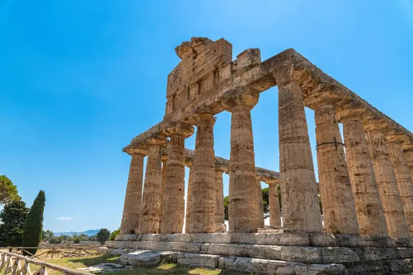 Capaccio Paestum - Kampanien - Italien - 07-06-2025: Gökyüzü altında muazzam taş sütunlara sahip Doric tapınağının korunmuş bir bölümü, Paestum arkeolojik alanında fotoğraflandı.