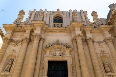 İtalya, Lecce 'deki Chiesa di Santa Teresa cephesi. Barok unsurları, Korint sütunları ve yontulmuş dini figürler..