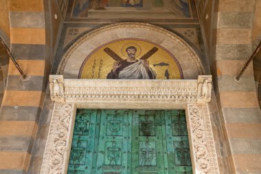 Güney İtalya 'daki Dom von Amalfi katedralinin girişindeki bronz kapının üzerindeki Aziz Andrew mozaiğinin ön görüntüsü..