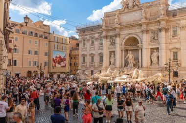 Roma - Lazio - İtalya - 08-02-2025: Trevi Çeşmesi 'nin önünde büyük bir kalabalık toplandı, etrafı parlak mavi gökyüzü altında dağınık bulutlarla çevrili..