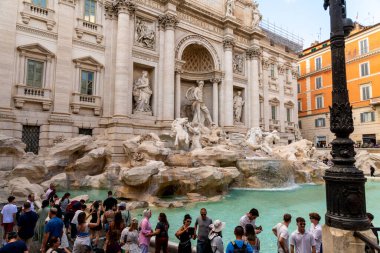 Roma - Lazio - İtalya - 08-02-2025: Ziyaretçiler Trevi Çeşmesi 'nde ayrıntılı heykeller, çağlayan su ve büyük mimariyle bir araya gelerek, canlı bir halk ortamı yarattılar.