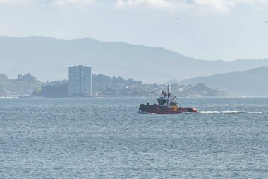 Gündüzleri römorkör İspanya 'daki Vigo halklarına giriyor.