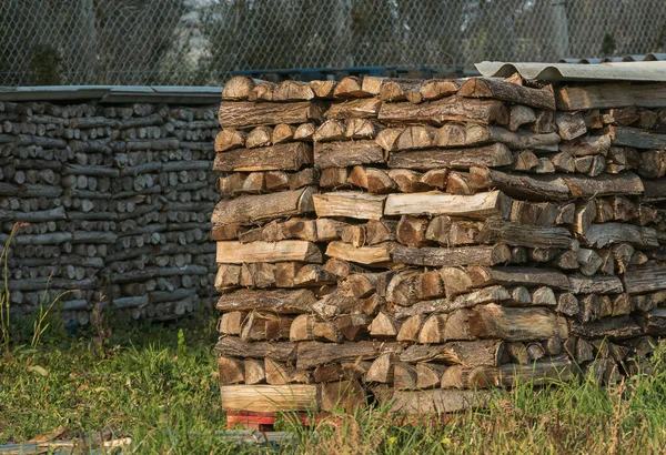 Dřevo Nahromaděné Pokryté Připravené Spálení Venkovním Krbu — Stock fotografie