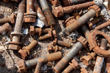 Soyut endüstriyel geçmiş. Sürgüler ve somunlar. Bir sürü metal eşya.