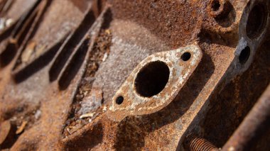 soğutucu için motor boşluğu, pompalama monte ediliyor