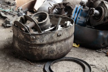 Garajda yedek parçalar için bir konteynır, iş yerinde bir karmaşa.