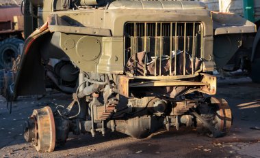 SSCB zamanından bir kar küreme aracı, çalışmayan, parçalanmış özel ekipmanlar.