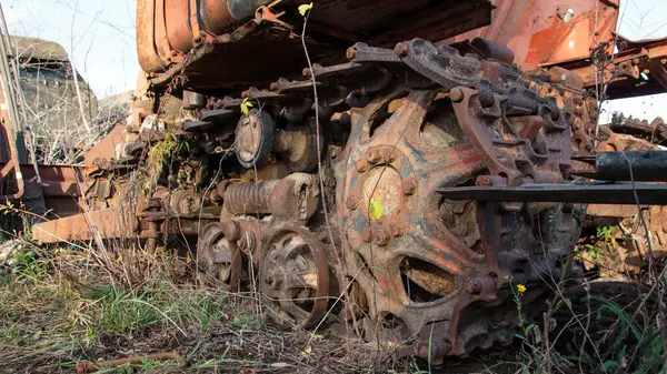 Metal traktör izleri, buldozer dikiz görüntüsü.