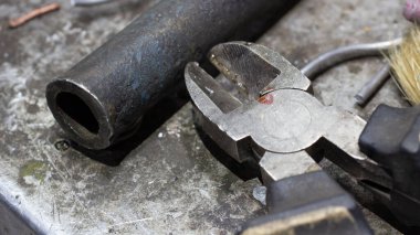 Garajda çalışan aletler. Metal için yan kesiciler