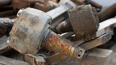 Arabanın direksiyon çubuğunun ucu. onarım gerekiyor