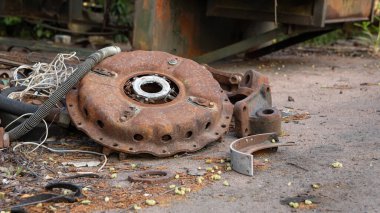 Araba debriyajı sepeti. Kamyonun debriyaj mekanizmasının çalışmayan bir parçası