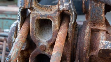 Paslı, çalışmayan bir durumda araba yayı monte ediliyor