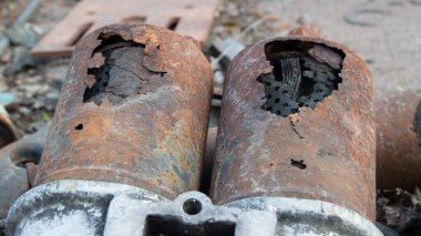 Bir dizel arabanın paslı, çalışmayan filtresinin yakın plan çekimi.