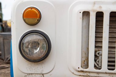 Arabanın yan tarafında, farlar ve dön. beyaz araba