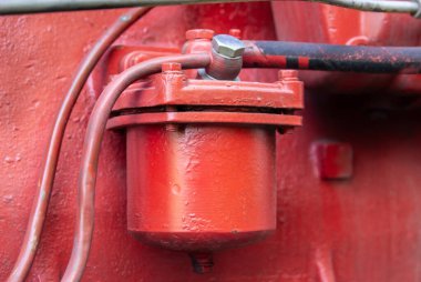 Kırmızı dizel yakıt filtresi, yakın plan.