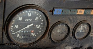 Eski bir kamyonun gösterge paneli. seçici odak