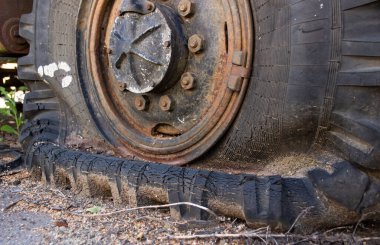 Bahçedeki eski kamyonet. Kamyon lastiğinin değiştirilmesi gerekiyor