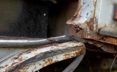 Paslı eski bir kamyonun üzerinde kötü paslanmış bir tekerlek kemeri (çamurluk).