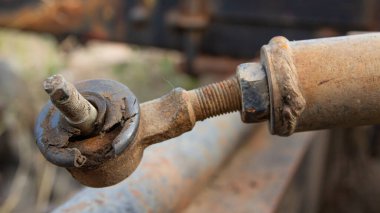 Zarar görmüş toz kaplı paslı çubuk ucu.