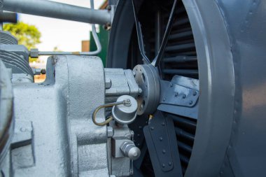 Büyük bir endüstriyel makinenin parçası, hava kompresörü, ya da benzer bir ekipman..