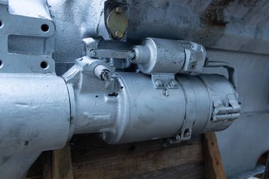 Motor bloğuna bağlı motor başlatıcısını kapat