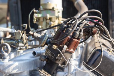 Ateşleme sisteminin bir parçası olan buji kablolarıyla bir motor dağıtıcısının yakın plan görüntüsü.