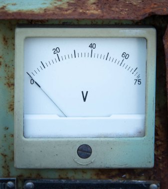 Vintage Analog Voltmetresi: Elektrik Metrenin Yakın Çekimi