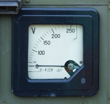 Voltaj değerini gösteren analog voltmetreye yakın çekim