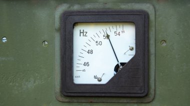 Analog Frekans Ölçer: Endüstriyel Hz Ölçeği