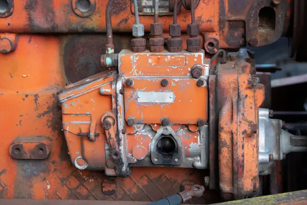 Eski Traktör Yakıt Sistemi: Rusty YuMZ Motor Parçaları