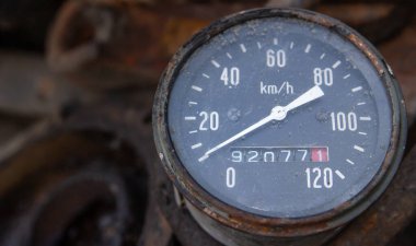 Klasik çevirmeli eski bir analog hız göstergesine yakın çekim