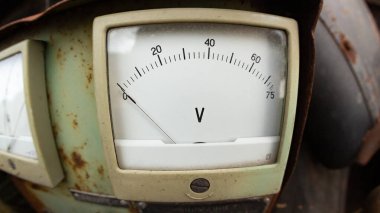 Fisheye Bozukluğuna sahip vintage Voltmetre: Elektrik Göstergesinin Yakın Çekimi