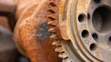 Uzun süreli çevreye maruz kaldığına dair gözle görülür belirtiler gösteren paslı ve ağır paslı bir metal teçhizatın yakın çekimi.