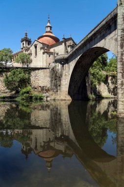 Amarante, Portekiz - 14 Mayıs 2019: Portekiz 'deki Amarante tarihi şehri Tamega Nehri üzerindeki St. Goncalo kilisesi ve Sao Goncalo caddesi manzarası