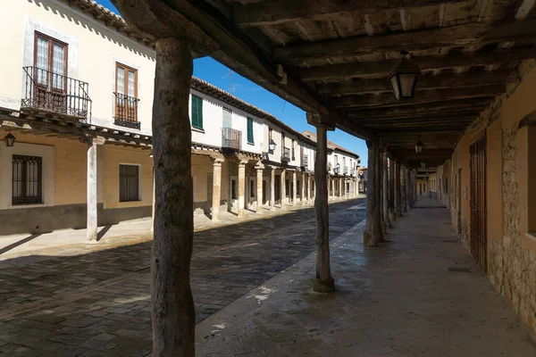 西班牙Ampudia Palencia Castilla Len的街道 具有传统的卡斯蒂利亚式建筑 房屋有拱廊 — 图库照片