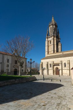 Güneşli bir günde Ampudia 'daki San Miguel Kilisesi, Palencia, Castilla y Leon, İspanya.