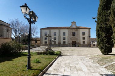 AMPUDIA, İspanya - 23 Şubat 2021: güneşli bir günde Belediye Binası, Palencia, Castilla y Leon, İspanya.