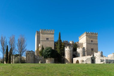 Güneşli bir günde Ampudia Ortaçağ Şatosu, Palencia, Castilla y Len, İspanya.