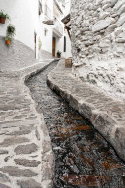Alpujarra Bölgesi 'ndeki Pampaneira köyünün beyaz caddelerinin manzarası. Granada, Endülüs, İspanya
