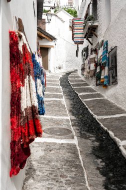 PAMPANERIA, GRANADA - SEPTEMBER 01, 2020: Alpujarra Bölgesi Pampaneira köyünün tipik ürünleri ile beyaz caddelerin görüntüsü. Granada, Endülüs, İspanya