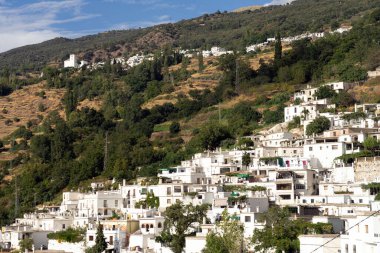 CAPILEIRA, GRANADA - SEPTEMBER 01, 2020: Alpujarra Bölgesi 'ndeki Pampaneira beyaz köyünün manzarası Capileira ve arka planda Sierra Nevada dağları. Granada, Endülüs, İspanya