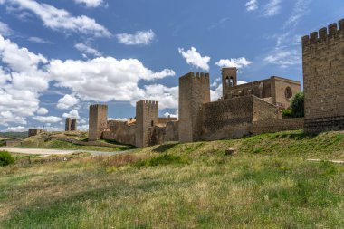 Artajona, Navarra, İspanya 'nın güzel köyünün duvarları ve kilisesi..