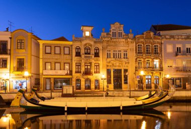AVEIRO, PORTUGAL - 30 AĞUSTOS 2019: Merkezi Kanal boyunca demirli Moliceiros tekneleri, Aveiro, Beira, Portekiz.